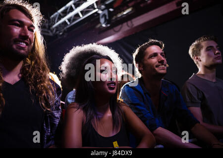 Gruppe von Freunden, die gerade ein Rockkonzert in Nachtclub Stockfoto
