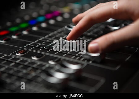 Hand des weiblichen Tontechniker mit sound-Mixer im Tonstudio Stockfoto