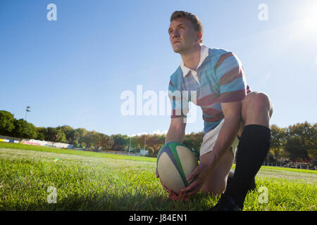 Niedrigen Winkel Ansicht des Rugby-Spieler, immer bereit, für Ziel auf Spielfeld kick gegen blauen Himmel Stockfoto