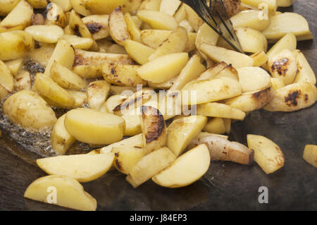 Bratkartoffeln vom Grill mit Olivenöl Stockfoto