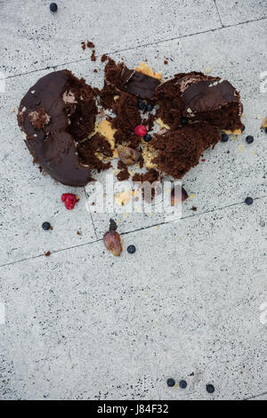 Erhöhte Ansicht des gefallenen Schokoladenkuchen auf Floorat café Stockfoto