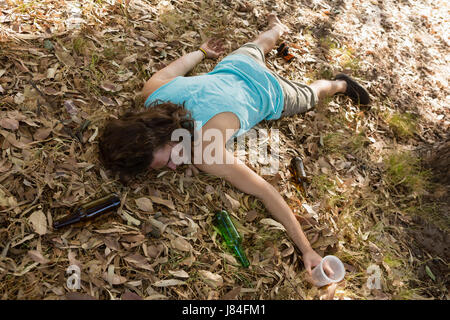 Betrunkener Mann schlafen im park Stockfoto