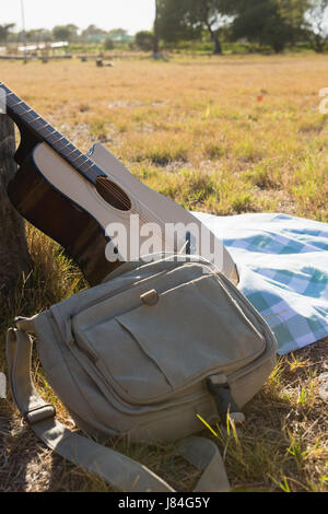 Akustische Gitarre mit Tasche und Picknick Decke im park Stockfoto