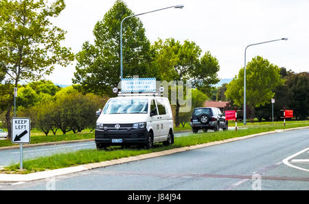 Geschwindigkeit Radar van geparkt außerhalb der Schule für die Autofahrer, die die 40-km/h-Tempolimit missachten Fangen Stockfoto