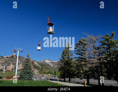 Park City, UT, 12. Mai 2017: Kabinen zum Cabriolet-Lift in Canyons Resort sind in der Luft ausgesetzt. Die Kabel Aufzug Transporte Skifahrer auf den Berg Stockfoto