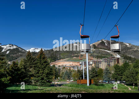 Seilbahn mit seinen Hütten im Skigebiet. Stockfoto