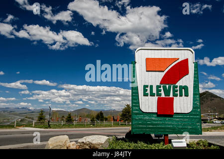 Park City, UT, 12. Mai 2017: 7-Eleven Zeichen gegen eine malerische Landschaft ist hell erleuchtet von der Sonne. Stockfoto