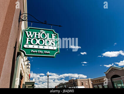 Park City, UT, 12. Mai 2017: Whole Foods Market Zeichen werden durch einen Eingang zum Supermarkt ausgesetzt. Stockfoto