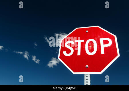 Stop-Schild gegen strahlend blauen Himmel. Stockfoto