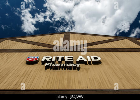 Park City, UT, 12. Mai 2017: Rite Aid Apotheke Schild über dem Eingang in die Drogerie ist von der Sonne beleuchtet. Stockfoto