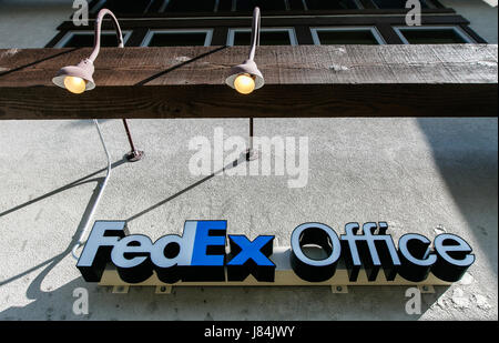 Park City, UT, 12. Mai 2017: FedEx Office Schild über dem Eingang in den Laden. Stockfoto