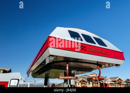 Park City, UT, 12. Mai 2017: Oben Cabriolet Peoplemover Canyons Resort. Der People Mover befördert Menschen an der Basis des Berges. Stockfoto