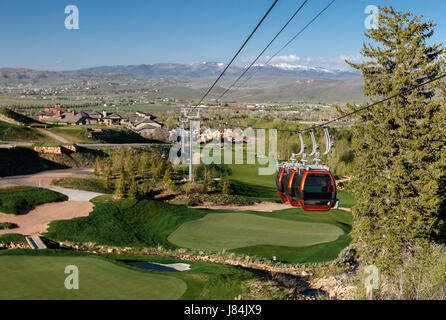 Park City, UT, 12. Mai 2017: Gondel Kabel und drei Kabinen wird von ihnen um Canyons Resort. Die Gondel-Hotels mit der Berg-Basis. Stockfoto