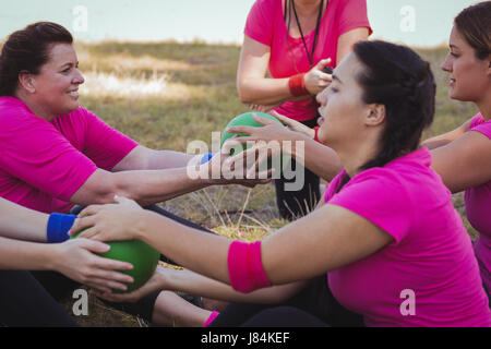 Weibliche Trainer unterrichten Frauen während des Trainings in das Boot Camp an einem sonnigen Tag Stockfoto