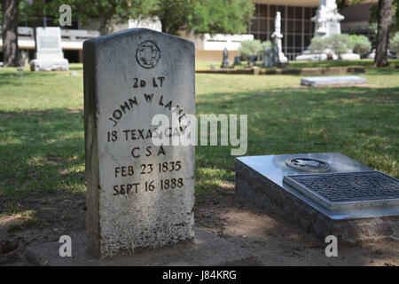 Der Grabstein von John W Lane, ehemaligen Konföderierten Soldaten und ehemaligen Texas Gesetzgeber auf dem Pioneer Park Cemetery befindet sich nahe der Innenstadt von Dallas Stockfoto