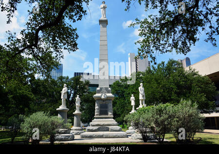 August 2017: Dallas ist unter Berücksichtigung der Confederate Memorial im Pioneer Park Friedhof neben der Downtown Convention Center. Stockfoto