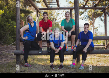 Gruppe von Fit Frauen gemeinsam im Boot Camp an einem sonnigen Tag entspannen Stockfoto