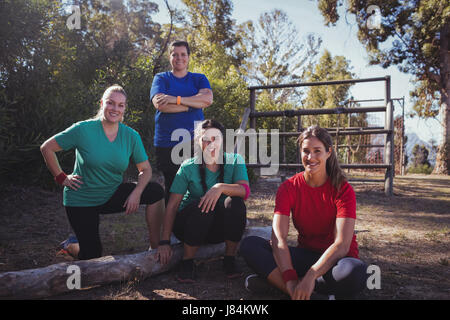 Gruppe von Fit Frauen gemeinsam im Boot Camp an einem sonnigen Tag entspannen Stockfoto