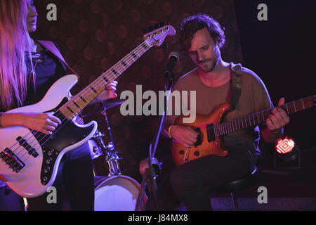Zuversichtlich Musiker spielte Gitarre in Nachtclub Stockfoto