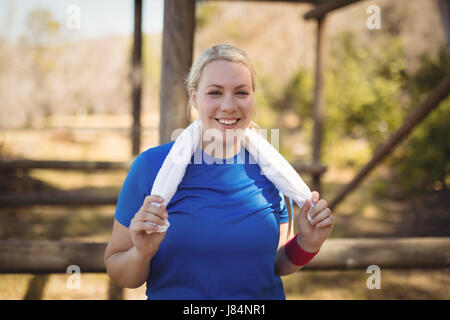 Porträt von glücklich Frau mit Handtuch um den Hals im Ausbildungslager Stockfoto