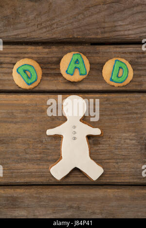 Papa-Text geschrieben über Cookies mit Lebkuchen auf Holzbrett Stockfoto