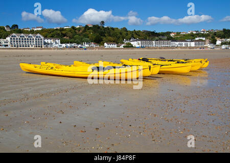 St. Brelade & # 039 s Bay, Jersey, Großbritannien, mit Kajaks Stockfoto