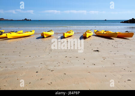 St. Brelade & # 039 s Bay, Jersey, Großbritannien, mit Kajaks Stockfoto