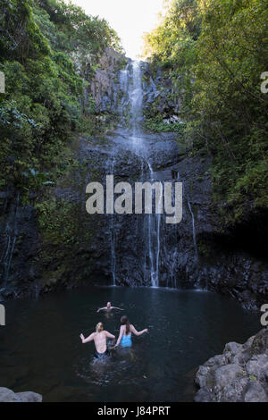 Besucher schwimmen in einem Pool am Wailua Falls, in der Nähe von Hana, Maui, Hawaii Stockfoto