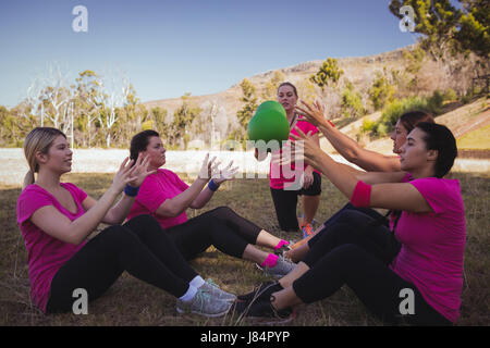 Weibliche Trainer unterrichten Frauen während des Trainings in das Boot Camp an einem sonnigen Tag Stockfoto