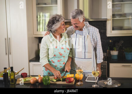 Älteres Paar, die Zubereitung von Speisen in der Küche zu Hause Stockfoto
