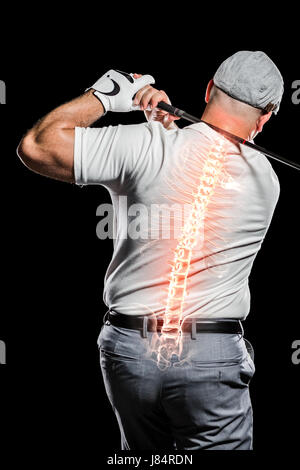 Digital zusammengesetztes Bild der männlichen Golfer spielen auf schwarzem Hintergrund Stockfoto