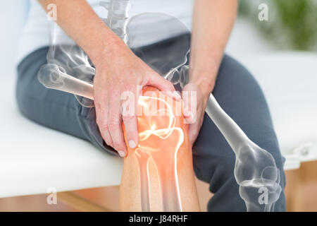 Digital erzeugte Bild des Menschen leiden mit Schmerzen im Knie Stockfoto