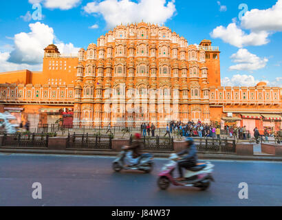 Hawa Mahal - Palast der Winde mit belebten Straße im Vordergrund - Jaipur, Indien. Stockfoto