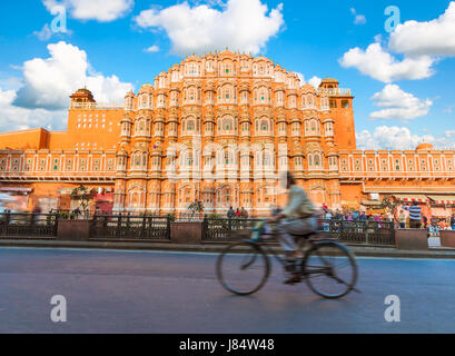 Hawa Mahal - Palast der Winde mit belebten Straße im Vordergrund - Jaipur, Indien. Stockfoto