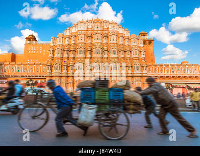 Hawa Mahal - Palast der Winde mit belebten Straße im Vordergrund - Jaipur, Indien. Stockfoto