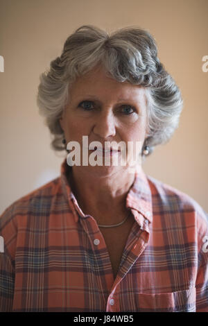 Porträt von senior Frau gegen die Wand zu Hause hautnah Stockfoto