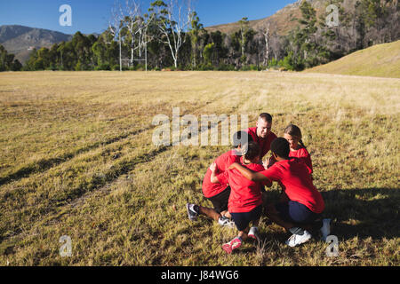 Trainer unterrichten Kinder in das Boot Camp an einem sonnigen Tag Stockfoto