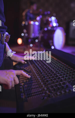 Mittleren Bereich der weiblichen operativen sound-Mixer in Nachtclub Stockfoto