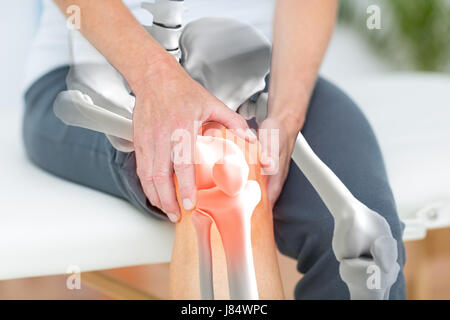 Digital erzeugte Bild des Menschen leiden mit Knie Entzündung Stockfoto