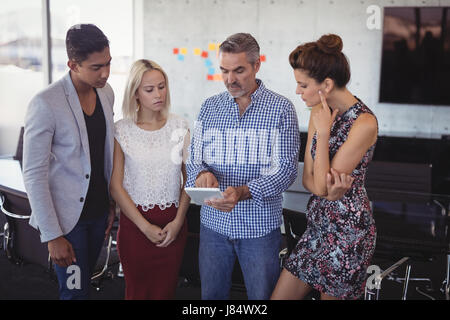 Geschäftsmann, Team zu erklären, über digitale Tablette Kreativbüro Stockfoto