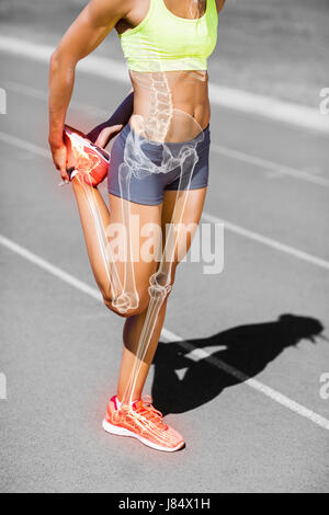 Geringen Teil der Sportlerin Dehnung Bein unterwegs an sonnigen Tag Stockfoto