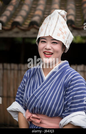 Okinawa junge Frau Lächeln auf den Lippen tragen traditionelle Kimono auf Ryukyu Mura, Yomitan Village, Okinawa, Japan Stockfoto