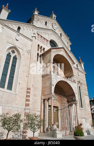 blaue Turm Reisen Detail Religion Kirche Gott Stadt Stadt Statue Fenster Bullauge Stockfoto