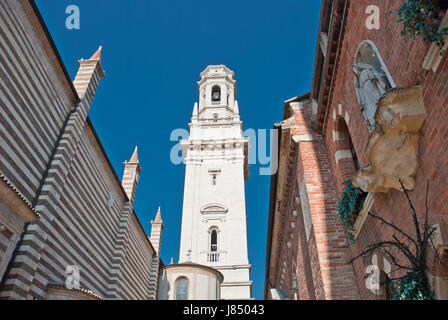 blaue Turm Reisen Detail Religion Kirche Gott Stadt Stadt Statue Fenster Bullauge Stockfoto