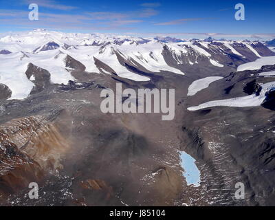 Luftaufnahme der Mumie Teich und das Taylor Valley, McMurdo Dry Valleys, Antarktis Stockfoto