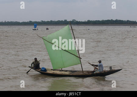 Fischer Angeln am Fluss Poshur mit einem Holzboot am Mongla. Bagerhat, Bangladesch. Stockfoto