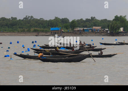 Fischer Angeln am Fluss Poshur mit einem Holzboot am Mongla. Bagerhat, Bangladesch. Stockfoto