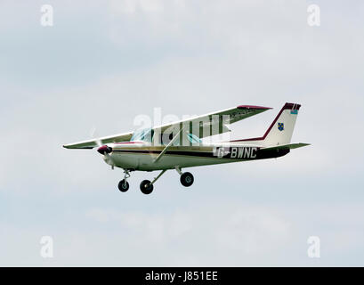 Cessna 152 nähert sich Wellesbourne Flugplatz, Warwickshire, UK (G-BWNC) Stockfoto