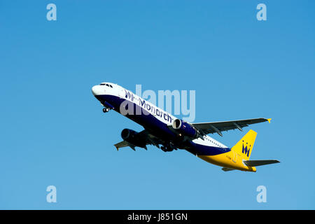 Monarch Airlines Airbus A321 abheben am Flughafen Birmingham, UK (G-OZBR) Stockfoto