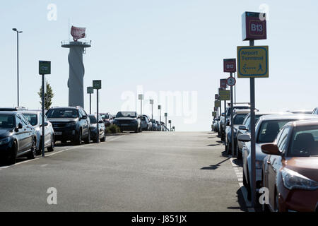 Passagiere-Parkplatz am Flughafen Birmingham, UK Stockfoto